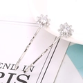 Gros plan de barrettes à fleurs argentées élégantes serties de zircons clairs - Style Flocon de Neige / Flocon de Neige (Argent)