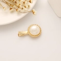 Pince à cheveux dorée élégante ornée d'une grande perle crème avec bordure torsadée - Style Perle Semi-circulaire
