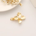 Pince à cheveux fleur dorée élégante avec perle centrale et pétales texturés - Style Fleur Quatre Pétales Perle