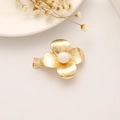 Pince à cheveux fleur dorée avec perle blanche et pétales en métal à finition brossée - Style Texture Brossée à Quatre Pétales