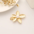 Barrette fleur dorée avec pétales martelés et une perle blanche centrale élégante - Style à Cinq Pétales