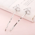 Détail de barrettes argentées avec zircons en forme de poire formant un motif de trèfle - Trèfle Argent