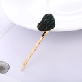 Dettaglio del fermaglio per capelli a cuore lavorato a maglia verde scuro su metallo - Cuore Verde