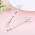 Dettaglio di due fermagli per capelli in argento con fiori di zircone su rosa - Stile Forma Geometrica Argento