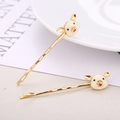 Detail von goldenen Schweine-Haarklammern mit weißer Emaille und Wellendesign für Damen - Off-White Sternzeichen Schwein 2er Set (4093132003319)