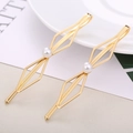 Lot de deux barrettes dorées géométriques avec perles blanches sur fond épuré - Forme Géométrique Double Losange