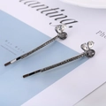 Nahaufnahme eleganter silberner Haarklammern mit dunkelgrauen Kristallen und Tierohren - Gunmetal Kaninchenohr