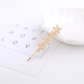 Barrette dorée élégante avec étoiles évidées sur une carte blanche minimaliste - Forme d'Étoile Style 2
