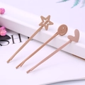 Matte beige Haarspangen Set mit Stern, Smiley und Herzformen auf weißem Grund - Kaffeebraun