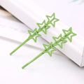 Detalle de dos pinzas para el cabello verde mate con estrellas sobre fondo blanco - Camuflaje Estrella Verde