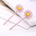 Détail de barrettes marguerites roses avec finition métal mat et cœurs jaunes en lot de deux - Rose Doux