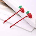 Gros plan sur des barrettes mignonnes en forme de carotte avec finition rouge et feuilles vertes - Style Carotte Rouge