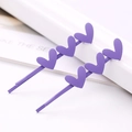 Detalle de dos pinzas de pelo moradas mate con forma de corazón sobre soporte geométrico - Corazón Morado