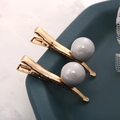 Paire élégante de barrettes dorées ondulées avec de grandes perles rondes et brillantes - Style 12 / Gris