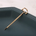 Barrette dorée minimaliste avec texture de lave sur un plateau en céramique chic - Lettre D