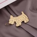 Goldene Scottish Terrier Haarklammer mit gehämmerter Metallstruktur auf lila Seide - Glatter Gehämmerter Hund
