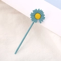 Détail d'une barrette à cheveux marguerite bleue avec texture mate et cœur jaune vif - Épingle à cheveux / Barrette Plate Bleue