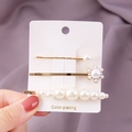 Detailansicht des 3-teiligen Perlen-Haarspangen-Sets mit Goldbeschichtung auf Karte - Perlen-Bobby-Pin 3-teiliges Set
