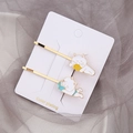Zwei goldene Katzen-Haarspangen mit süßen Panda- und Kätzchen-Designs aus Emaille - Lesende Katze