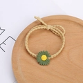 Élastique à cheveux beige avec breloque marguerite vert foncé et design avec nœud - Vert Armée