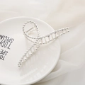 Grande pince à cheveux élégante en métal argenté avec texture torsadée sur une assiette blanche - Style Torsadé / 11.5cm / Argent