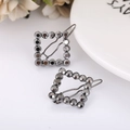 Set di due fermagli per capelli quadrati con strass grigi e finitura in canna di fucile - Lato Affermativo: Gun Black