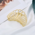 Pince à cheveux élégante en métal doré avec design évidé en éventail sur soie blanche - Pince Coquille Or Mat