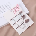Lot de trois barrettes à nœuds rose poudré avec finition mate sur une carte blanche - Rose Fumé