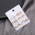 Detailansicht des 3-teiligen goldenen Haarspangen-Sets mit Perlen und Strass - Ziffer 8 Blumen Haarklammern Set