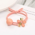 Elegante roze camelia haarelastiek met dubbel gevlochten koord en bloemige emaille hanger - Roze Elastiek