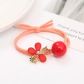 Détail d'un élastique à cheveux rose corail avec fleur en émail et perle rouge - Rouge