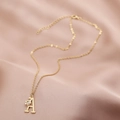 Collier géométrique doré avec pendentif lettre A et zircon sur soie rose douce - Lettre A (Chaîne A)