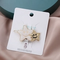 Barrette étoile de mer chic blanc marbré et doré avec visage souriant sur tissu élégant - Étoile de Mer Souriante