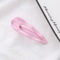 Dettaglio macro di un fermaglio rosa opaco con trama ondulata su lino bianco - Forma a Goccia (Rosa Coreano)
