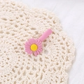 Roze madeliefje haarspeldje van hars met geel hartje en bijpassende roze krokodillenklem - Roze Eendensnavelklem