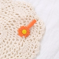 Leuke oranje madeliefje haarclip met geel hart op een witte kanten achtergrond - Oranje Eendensnavelklem
