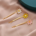 Set di tre piccoli fermagli per capelli a margherita in bianco, giallo e rosa - Set Di Forcine / Combinazione Di Forcine Multicolore