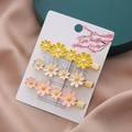 Ensemble de trois barrettes marguerites en jaune, blanc et rose sur carte de support - Combinaison De Pinces Croco Multicolores