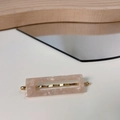 Haarklammer aus Acetat mit rosa Marmortextur und goldenem rechteckigem Hohldesign - Rechteck Acetat Koreanisches Rosa