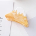 Detalle de la pinza para el pelo de acetato con forma de montaña y acabado jaspeado en naranja - Amarillo