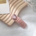 Dettaglio del fermaglio per capelli in maglia rosa con decoro a forma di orsetto di cristallo - Orsetto Rosa