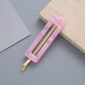Fermaglio per capelli in acetato rosa marmorizzato con finiture dorate e design geometrico - Rosa