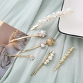 Elegantes Set aus goldenen Haarspangen mit Perlen im Vintage-Blumen-Design für Damen - Sechsteiliges Set