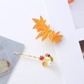 Herbstliche Ahornblatt-Haarspangen mit Glitzer, Goldrand und weißen Perlenakzenten für Mädchen - Orangerot