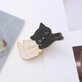 Süße Emaille-Brosche mit schwarz-weißen Katzen und goldenen Metallkanten für Damen - Weiße und schwarze Katzen