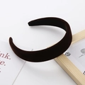 Diadema minimalista de terciopelo marrón oscuro para mujer con un elegante diseño acolchado - Negro