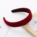 Detalle de diadema acolchada de terciopelo burdeos con forro interior negro suave - Rojo