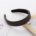Detalle macro de diadema de terciopelo gruesa marrón oscuro con diseño retro minimalista - Gris