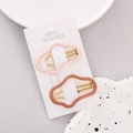 Detalle de pinzas onduladas para el cabello en rosa y rojo sobre tarjeta Best Wishes - Café Claro Nube Grande