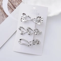 Vue détaillée du lot de 3 barrettes en métal argenté avec formes de cœur et papillon - Style Papillon Plissé / Combinaison Argent